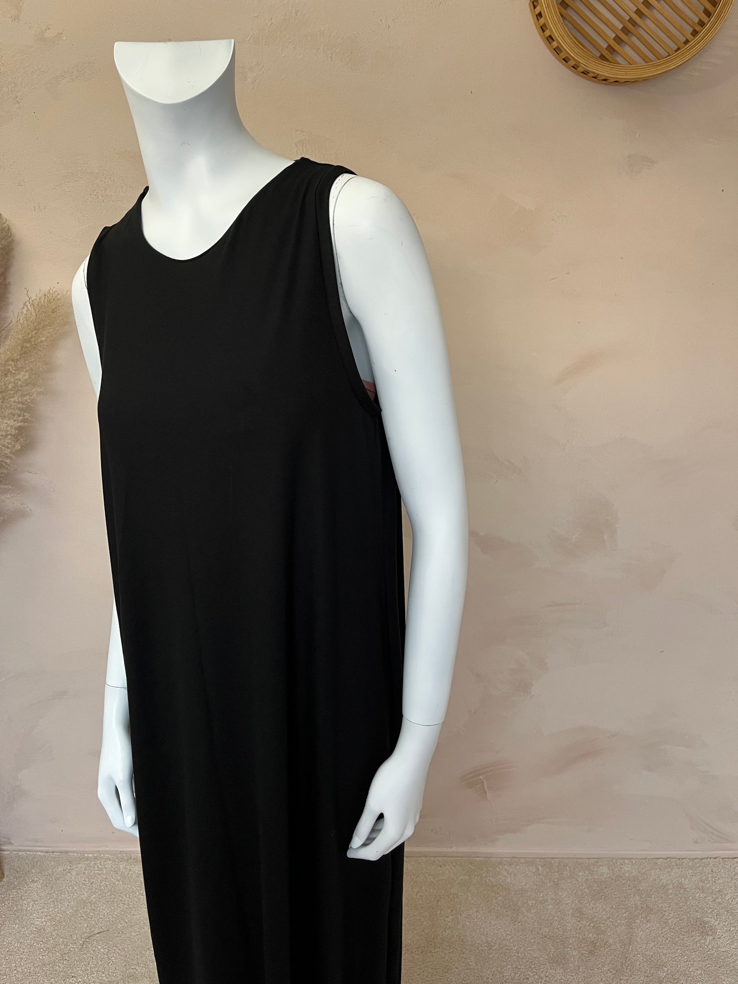No sleeve basic dress