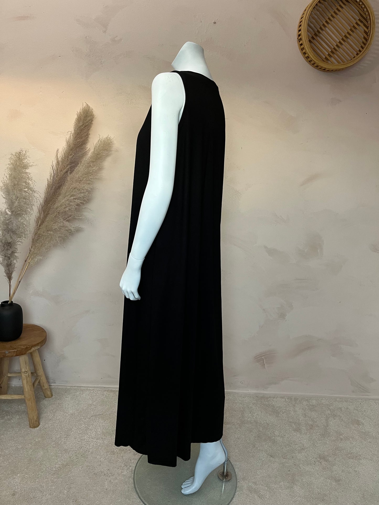 No sleeve basic dress