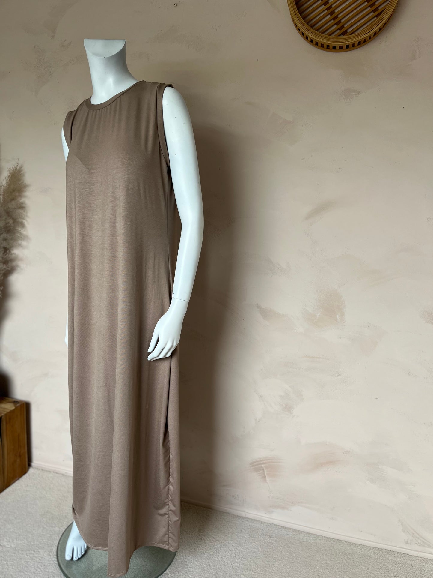 No sleeve basic dress