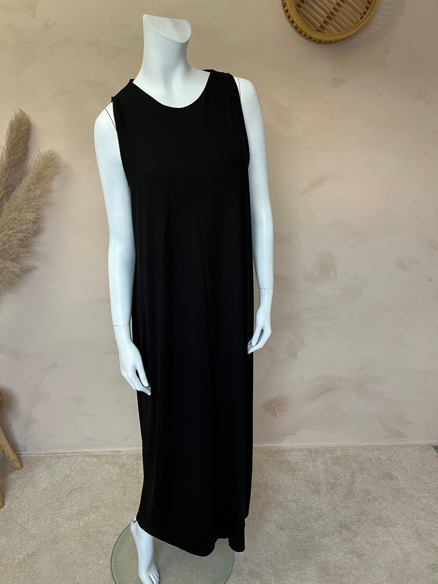 No sleeve basic dress