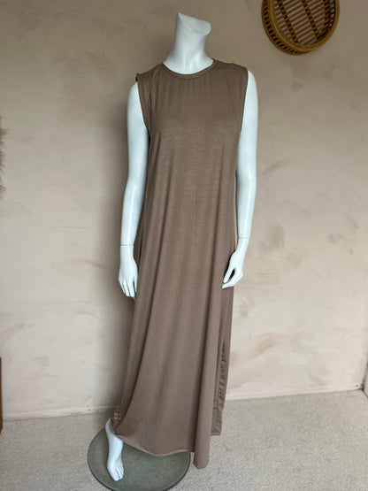 No sleeve basic dress